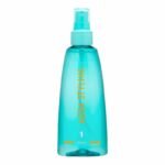 Disponible chez Al Ghandour Market à Casablanca ━━━━━━━━━━━━━━━━━━━━━━━━━━━━━━━━━━━━━━ Titre SEO : Deliplus ProFix Aqua Styling Fixation 1 – Eau Coiffante Légère 200 ml | Prix Maroc ━━━━━━━━━━━━━━━━━━━━━━━━━━━━━━━━━━━━━━ Description courte : Chez Alghandour Market, découvrez Deliplus ProFix Aqua Styling Fixation 1, une eau coiffante en spray de 200 ml conçue pour faciliter le coiffage au quotidien. Sa fixation légère aide à discipliner les mèches rebelles, à réduire l’apparence des frisottis et à conserver un résultat naturel sans effet cartonné. Idéale pour réaliser des coiffures simples tout en gardant les cheveux souples. ━━━━━━━━━━━━━━━━━━━━━━━━━━━━━━━━━━━━━━ Description longue optimisée SEO – Maroc Présentation du produit : Deliplus ProFix Aqua Styling Fixation 1 est une eau coiffante légère destinée à faciliter la mise en forme des cheveux. Son niveau de fixation 1 convient aux coiffures naturelles qui nécessitent un maintien discret plutôt qu’une fixation forte. Grâce à son format spray pratique de 200 ml, elle s’intègre facilement dans une routine de coiffage quotidienne, à la maison comme avant de sortir. ━━━━━━━━━━━━━━━━━━━━━━━━━━━━━━━━━━━━━━ Les points forts : • Fixation légère de niveau 1 pour un résultat naturel. • Aide à discipliner les cheveux rebelles et les petites mèches. • Facilite le coiffage et le passage du peigne. • Aide à limiter l’apparence des frisottis. • Texture aqueuse pensée pour un coiffage léger. • Format spray pratique de 200 ml. • Convient aux coiffures simples du quotidien. ━━━━━━━━━━━━━━━━━━━━━━━━━━━━━━━━━━━━━━ Mode d’utilisation : 1. Vaporisez une petite quantité sur les cheveux secs ou légèrement humides. 2. Répartissez le produit uniformément. 3. Peignez et donnez à vos cheveux la forme souhaitée. 4. Ne rincez pas après application. Conseil : commencez par une petite quantité, puis ajustez selon la longueur et l’épaisseur de vos cheveux. ━━━━━━━━━━━━━━━━━━━━━━━━━━━━━━━━━━━━━━ Ingrédients : La formule indiquée dans les fiches produit disponibles comprend notamment Aqua, Alcohol Denat., VP/VA Copolymer, Acrylates Copolymer, PEG-40 Hydrogenated Castor Oil, Parfum et d’autres agents de formulation et conservateurs. La composition exacte peut varier selon la version commercialisée. Vérifiez la liste INCI imprimée sur le flacon avant utilisation. ━━━━━━━━━━━━━━━━━━━━━━━━━━━━━━━━━━━━━━ Précautions d’utilisation : • Évitez tout contact avec les yeux et les muqueuses. • En cas de contact avec les yeux, rincez abondamment à l’eau. • Usage externe uniquement. Ne pas avaler. • Évitez d’inhaler le produit pulvérisé. • Tenir hors de portée des enfants. • Évitez de vaporiser près d’une flamme ou d’une source de chaleur. • En cas de cuir chevelu sensible, effectuez un essai sur une petite zone et arrêtez l’utilisation en cas d’irritation. ━━━━━━━━━━━━━━━━━━━━━━━━━━━━━━━━━━━━━━ Pour qui ? Cette eau coiffante convient aux personnes qui recherchent une fixation légère pour discipliner leurs cheveux et réaliser des coiffures naturelles sans maintien trop rigide. Le résultat dépend de la nature des cheveux et de la quantité appliquée. ━━━━━━━━━━━━━━━━━━━━━━━━━━━━━━━━━━━━━━ Format et caractéristiques : Marque : Deliplus Gamme : ProFix Aqua Styling Type : Eau coiffante en spray Fixation : Niveau 1 – légère Contenance : 200 ml Origine indiquée par les distributeurs : Espagne ━━━━━━━━━━━━━━━━━━━━━━━━━━━━━━━━━━━━━━ Description en arabe : Deliplus ProFix Aqua Styling Fixation 1 هو ماء لتصفيف الشعر بحجم 200 مل، يساعد على تسهيل التسريح وترتيب الخصلات المتطايرة مع تثبيت خفيف ومظهر طبيعي. مناسب للتصفيف اليومي عندما ترغب في الحفاظ على مرونة الشعر دون تثبيت قوي. يُرش على الشعر الجاف أو الرطب قليلًا، ثم يُسرّح حسب الشكل المرغوب، دون شطف. ━━━━━━━━━━━━━━━━━━━━━━━━━━━━━━━━━━━━━━ Description in English: Deliplus ProFix Aqua Styling Hold 1 is a 200 ml lightweight hair styling water designed to make everyday styling easier. Its light hold helps manage flyaway strands and create natural-looking hairstyles without a stiff finish. Apply a small amount to dry or slightly damp hair, then comb and style as desired. ━━━━━━━━━━━━━━━━━━━━━━━━━━━━━━━━━━━━━━ 中文产品介绍： Deliplus ProFix Aqua Styling 轻度定型喷雾，容量为 200 毫升，适合日常头发造型。轻度定型有助于整理不服帖的发丝，让发型保持自然、柔顺的外观。可少量喷于干发或微湿的头发上，然后梳理成所需造型。具体成分请以产品包装为准。 ━━━━━━━━━━━━━━━━━━━━━━━━━━━━━━━━━━━━━━ FAQ – Questions fréquentes À quoi sert Deliplus ProFix Aqua Styling ? Il aide à discipliner les mèches et à réaliser des coiffures avec une fixation légère. La fixation est-elle forte ? Non. Le niveau 1 correspond à une fixation légère, adaptée aux styles naturels. Peut-on l’utiliser sur cheveux secs ? Oui, les fiches produit indiquent une utilisation sur cheveux secs ou humides. Faut-il rincer les cheveux après application ? Non, le produit est conçu pour rester sur les cheveux après le coiffage. Quelle est sa contenance ? Le flacon contient 200 ml. ━━━━━━━━━━━━━━━━━━━━━━━━━━━━━━━━━━━━━━ Mots-clés SEO : Deliplus ProFix Aqua Styling Maroc, eau coiffante Deliplus 200 ml, spray coiffant fixation légère, eau de coiffage cheveux, Deliplus Fixation 1, produit coiffant cheveux Maroc, spray anti-frisottis, prix Deliplus Maroc, soin coiffant Casablanca, eau coiffante prix Maroc. ━━━━━━━━━━━━━━━━━━━━━━━━━━━━━━━━━━━━━━ Disponible chez Al Ghandour Market à Casablanca 📍 Sidi Maarouf – Lotissement Hamza – près de la Pharmacie Arriyane 📞 Commande : 0668 44 57 55 🚚 Livraison rapide dans tout le Maroc 💳 Paiement sécurisé