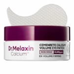 Dr. Melaxin Cemenrete Calcium Volume Eye Patch 60 Patchs – Patchs Hydrogel Contour des Yeux Raffermissants et Hydratants | Prix Maroc ━━━━━━━━━━━━━━━━━━━━━━━━━━━━━━━━━━━━━━ Description courte Chez Alghandour Market, découvrez Dr. Melaxin Cemenrete Calcium Volume Eye Patch, des patchs hydrogel coréens spécialement conçus pour prendre soin du contour des yeux. Enrichis notamment en niacinamide, calcium, collagène hydrolysé et élastine hydrolysée, ils aident à hydrater la peau, à améliorer son aspect lisse et à atténuer visuellement les ridules liées à la déshydratation. Leur texture fraîche et confortable s’intègre facilement dans une routine de soin du visage. Le pot contient 60 patchs. ━━━━━━━━━━━━━━━━━━━━━━━━━━━━━━━━━━━━━━ Description longue optimisée SEO – Maroc Présentation du produit Dr. Melaxin Cemenrete Calcium Volume Eye Patch est un soin coréen sous forme de patchs hydrogel destiné au contour des yeux et à certaines zones du visage présentant des signes de sécheresse ou de perte de souplesse. Sa formule associe des agents hydratants à plusieurs ingrédients cosmétiques, notamment la niacinamide, le lactate de calcium, le chlorure de calcium, l’allantoïne, le collagène hydrolysé et l’élastine hydrolysée. Cette combinaison contribue à une peau plus confortable, plus souple et visiblement plus lisse. Pratiques à utiliser, ces patchs peuvent compléter une routine beauté lorsque le contour des yeux paraît sec, fatigué ou terne. ━━━━━━━━━━━━━━━━━━━━━━━━━━━━━━━━━━━━━━ Les principaux avantages - Hydratation : aide à maintenir l’hydratation du contour des yeux. - Effet repulpant visuel : contribue à donner à la peau un aspect plus souple et rebondi. - Aspect des ridules : aide à lisser visuellement les petites ridules, notamment celles accentuées par la déshydratation. - Éclat : la niacinamide aide à améliorer l’apparence générale du teint. - Confort : l’allantoïne contribue à prendre soin de la peau. - Texture hydrogel : adhère à la peau pendant le temps de pose. - Utilisation polyvalente : peut également être appliqué sur certaines zones comme le front ou les sillons nasogéniens, conformément aux instructions du fabricant. - Format : 60 patchs par pot. Les résultats varient selon la peau et la régularité d’utilisation. Ces patchs cosmétiques ne remplacent pas un traitement médical et ne garantissent pas la disparition des cernes ou des poches. ━━━━━━━━━━━━━━━━━━━━━━━━━━━━━━━━━━━━━━ Actifs principaux et leurs fonctions Niacinamide (vitamine B3) : contribue à améliorer l’apparence du teint et à maintenir une barrière cutanée en bon état. Calcium lactate et calcium chloride : ingrédients minéraux présents dans la formule, associés au soin et à l’amélioration de l’aspect de la peau. Glycérine : agent humectant qui aide la peau à retenir l’eau. Collagène hydrolysé : aide à maintenir une sensation de douceur et un aspect lisse à la surface de la peau. Élastine hydrolysée : contribue aux propriétés conditionnantes de la formule. Allantoïne : aide à préserver le confort de la peau. Adénosine : ingrédient cosmétique utilisé dans les soins destinés à améliorer l’apparence des ridules. ━━━━━━━━━━━━━━━━━━━━━━━━━━━━━━━━━━━━━━ Conseils d’utilisation 1. Nettoyez le visage et séchez délicatement la peau. 2. Prélevez deux patchs à l’aide de la spatule propre, si elle est fournie. 3. Placez un patch sous chaque œil en évitant le contact direct avec les yeux. 4. Laissez poser environ 15 à 20 minutes, ou selon les indications figurant sur l’emballage. 5. Retirez les patchs et tapotez doucement l’essence restante pour favoriser son absorption. 6. Poursuivez avec votre sérum ou votre crème contour des yeux habituelle si nécessaire. Les patchs peuvent être utilisés sur d’autres zones indiquées par le fabricant. Ne les réutilisez pas après application. ━━━━━━━━━━━━━━━━━━━━━━━━━━━━━━━━━━━━━━ Pour quel type de peau ? Ces patchs peuvent convenir aux personnes qui souhaitent compléter leur routine avec un soin hydratant pour le contour des yeux, notamment lorsque la peau paraît sèche, terne ou marquée par de petites ridules. Les peaux sensibles doivent rester prudentes : la formule contient du parfum. Effectuez un test sur une petite zone avant la première utilisation et arrêtez en cas d’irritation. ━━━━━━━━━━━━━━━━━━━━━━━━━━━━━━━━━━━━━━ Composition / INCI Water, Glycerin, Butylene Glycol, Niacinamide, Carrageenan, Ceratonia Siliqua (Carob) Gum, Pentylene Glycol, Propanediol, Polyglyceryl-10 Laurate, Cyamopsis Tetragonoloba (Guar) Gum, Cellulose Gum, Pinus Sylvestris Leaf Extract, Ethyl Hexanediol, Hexylene Glycol, Potassium Chloride, Allantoin, Sucrose, Chlorphenesin, Calcium Lactate, Hydroxyacetophenone, Illicium Verum (Anise) Fruit Extract, 1,2-Hexanediol, Calcium Chloride, Dipotassium Glycyrrhizate, Cichorium Intybus (Chicory) Root Oligosaccharides, Ethylhexylglycerin, Adenosine, Disodium EDTA, Arginine, Mica, Fragrance, Titanium Dioxide, Caprylyl Glycol, Prunus Amygdalus Dulcis (Sweet Almond) Fruit Extract, Hydrolyzed Elastin, Hydrolyzed Collagen, Tabebuia Impetiginosa Bark Extract, Tremella Fuciformis (Mushroom) Extract, Collagen Extract, Gluconolactone, CI 77491, Sodium Benzoate, Tin Oxide, Caesalpinia Spinosa Gum, Calcium Gluconate. La liste peut varier selon les lots ou les marchés. Vérifiez toujours la liste INCI figurant sur le pot vendu. ━━━━━━━━━━━━━━━━━━━━━━━━━━━━━━━━━━━━━━ Caractéristiques du produit Marque : Dr. Melaxin Gamme : Cemenrete Nom : Calcium Volume Eye Patch Type : patchs hydrogel pour le contour des yeux Quantité : 60 patchs, soit environ 30 applications pour les deux yeux Origine : Corée du Sud Utilisation : soin cosmétique hydratant et lissant Texture : hydrogel imprégné d’essence ━━━━━━━━━━━━━━━━━━━━━━━━━━━━━━━━━━━━━━ وصف المنتج بالعربية لصقات Dr. Melaxin Cemenrete Calcium Volume Eye Patch هي لصقات هيدروجيل كورية للعناية بمنطقة محيط العين، وتأتي في عبوة تحتوي على 60 لصقة. تحتوي تركيبتها على النياسيناميد والغليسرين ومكونات الكالسيوم والكولاجين المتحلل والإيلاستين المتحلل. تساعد على ترطيب البشرة وتحسين مظهر نعومتها ومرونتها، كما قد تجعل الخطوط الدقيقة الناتجة عن الجفاف أقل وضوحاً. طريقة الاستعمال: توضع لصقة تحت كل عين على بشرة نظيفة، وتُترك حسب المدة المحددة على العبوة، ثم تُزال مع التربيت بلطف على بقايا السيروم. يُرجى تجنب ملامسة العين مباشرة، والتحقق من المكونات قبل الاستعمال، خصوصاً للبشرة الحساسة لأن التركيبة تحتوي على العطر. ━━━━━━━━━━━━━━━━━━━━━━━━━━━━━━━━━━━━━━ English Description Dr. Melaxin Cemenrete Calcium Volume Eye Patch is a Korean hydrogel eye treatment containing 60 patches. Formulated with niacinamide, glycerin, calcium ingredients, hydrolyzed collagen and hydrolyzed elastin, it helps hydrate the delicate eye area and improve the appearance of skin smoothness and suppleness. Apply one patch under each eye on clean skin and leave on for the time indicated on the packaging. Remove and gently pat in the remaining essence. Avoid direct contact with the eyes. The formula contains fragrance, so a patch test is recommended for sensitive skin. ━━━━━━━━━━━━━━━━━━━━━━━━━━━━━━━━━━━━━━ 中文产品描述 Dr. Melaxin Cemenrete Calcium Volume Eye Patch 是一款韩国水凝胶眼膜，每盒含60片。配方含有烟酰胺、甘油、钙类成分、水解胶原蛋白和水解弹性蛋白，有助于滋润眼周肌肤，改善肌肤柔滑度和柔韧感，并帮助减轻因干燥而显得明显的细纹。 使用方法：清洁面部后，将眼膜贴于眼睛下方，按照包装标示的时间使用，然后取下并轻轻拍打剩余精华。请避免直接接触眼睛。产品含有香料，敏感肌肤使用前建议先进行局部测试。 ━━━━━━━━━━━━━━━━━━━━━━━━━━━━━━━━━━━━━━ FAQ – Questions fréquentes Combien de patchs contient la boîte ? La boîte contient 60 patchs, soit environ 30 applications pour les deux yeux. À quoi servent ces patchs ? Ils aident à hydrater le contour des yeux et à améliorer l’apparence de la peau, notamment sa douceur et sa souplesse. Peuvent-ils éliminer les cernes ? Ils peuvent améliorer l’aspect général d’un contour des yeux fatigué, mais ils ne garantissent pas l’élimination des cernes, dont les causes peuvent être multiples. Combien de temps faut-il les laisser poser ? Suivez la durée indiquée sur l’emballage. Les instructions commerciales disponibles recommandent généralement une pose d’environ 15 à 20 minutes. Conviennent-ils aux peaux sensibles ? La tolérance dépend de chaque peau. Comme la formule contient du parfum, un test préalable est conseillé. ━━━━━━━━━━━━━━━━━━━━━━━━━━━━━━━━━━━━━━ Mots-clés SEO Maroc Dr Melaxin Calcium Volume Eye Patch Maroc, Dr Melaxin Cemenrete 60 patchs, patchs contour des yeux coréens, masque hydrogel yeux, patchs yeux hydratants, soin contour des yeux Corée, patchs anti-ridules, niacinamide contour des yeux, Dr Melaxin Prix Maroc, acheter Dr Melaxin au Maroc, soin yeux Casablanca. ━━━━━━━━━━━━━━━━━━━━━━━━━━━━━━━━━━━━━━ Commandez maintenant 📍 Disponible chez Al Ghandour Market à Casablanca 📌 Sidi Maarouf – Lotissement Hamza – près de la Pharmacie Arriyane 📞 Commande : 0668 44 57 55 🚚 Livraison rapide dans tout le Maroc 💳 Paiement sécurisé ━━━━━━━━━━━━━━━━━━━━━━━━━━━━━━━━━━━━━━ Disponible chez Al Ghandour Market à Casablanca